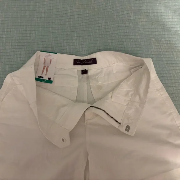 NWT- Gloria Vanderbilt White Chino Shorts - Size 12 - Picture 4 of 4